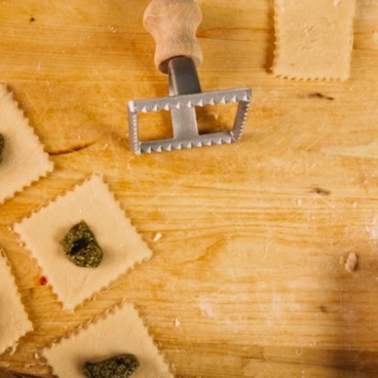 La pasta è alla base per la creazione dei ravioli Valsesia Casalinghi