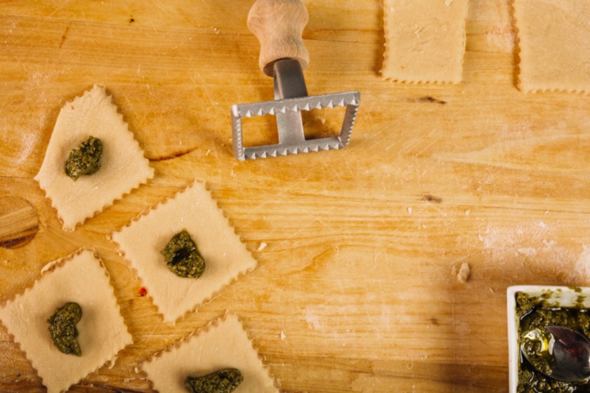 La pasta è alla base per la creazione dei ravioli Valsesia Casalinghi